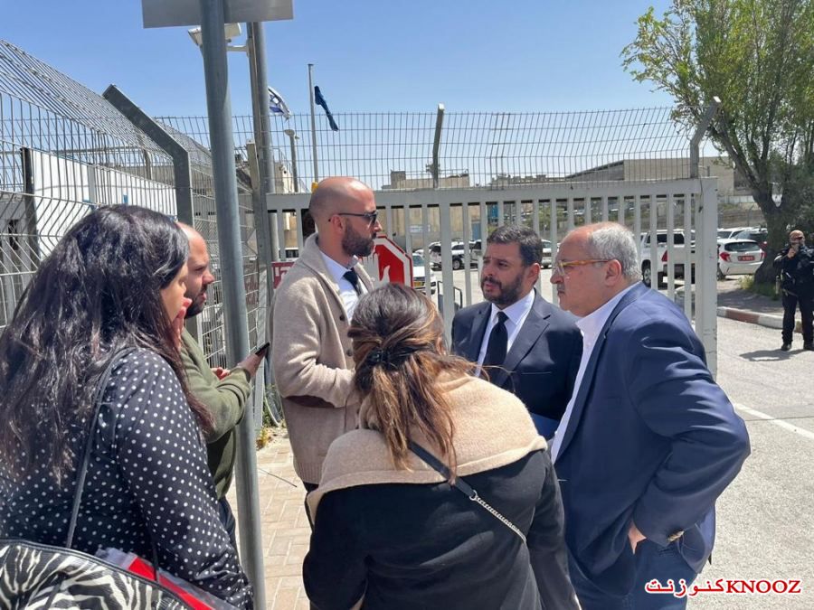 النائب احمد الطيبي مع اهالي المعتقلين والشباب في معتقل عطاروت